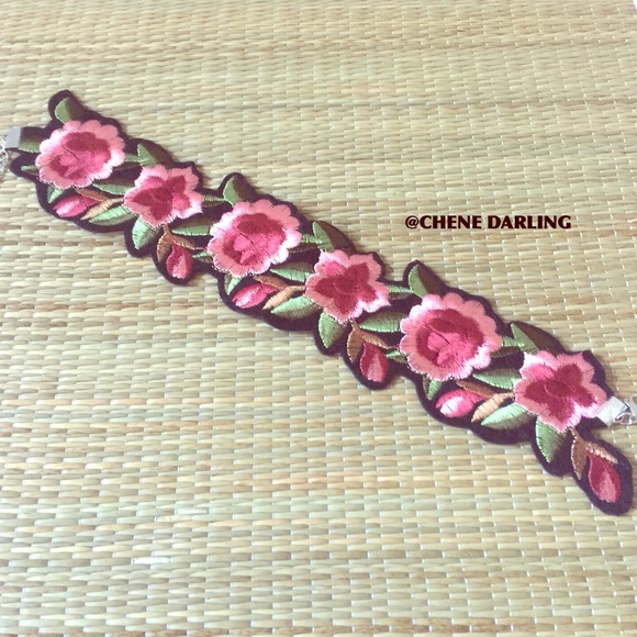 FLORAL EMBROIDERED CHOKER - Picture 3 of 6